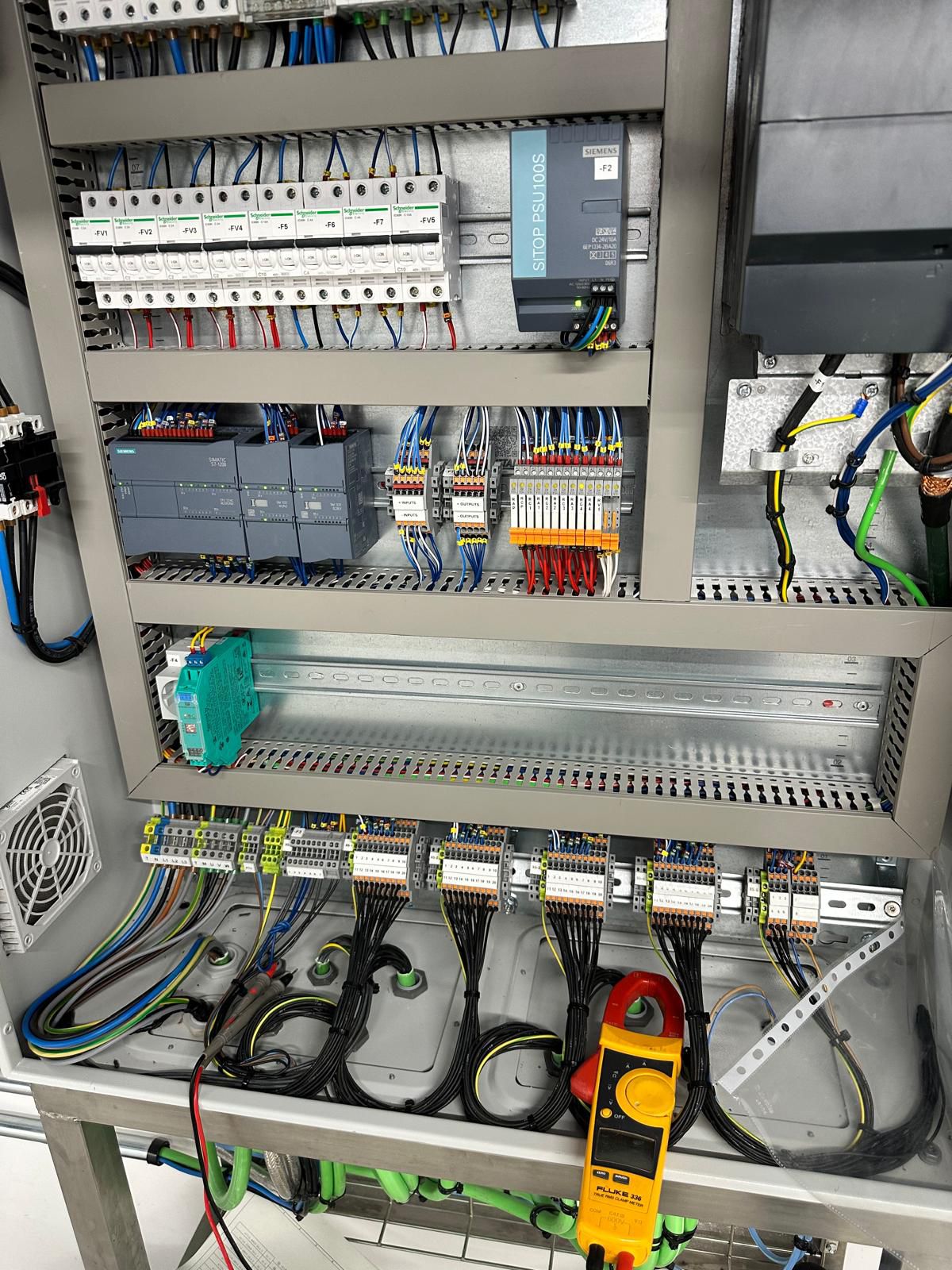 El diseño de instalaciones eléctricas abarca una serie de procesos y consideraciones esenciales para garantizar que un edificio o estructura cuente con una distribución adecuada y segura de la energía eléctrica. Este diseño debe cumplir con las normativas y códigos eléctricos vigentes para asegurar la seguridad y eficiencia del sistema.